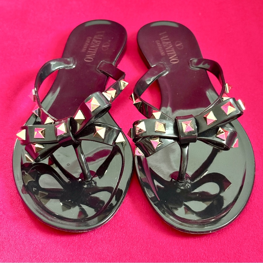 black fashion flip-flops w/ gold studs
